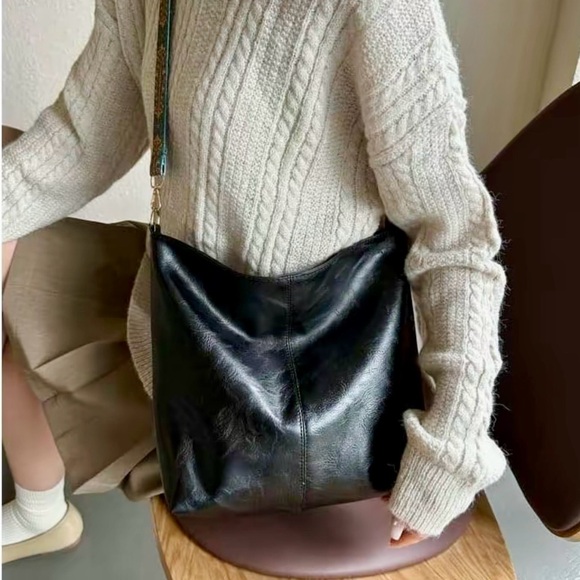 Vintage Solid Color Leather/Crossbody Bag In Black - Picture 3 of 11